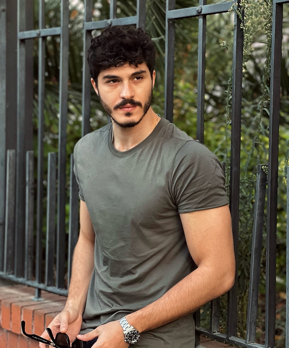 بازیگران سریال عمر اوستا